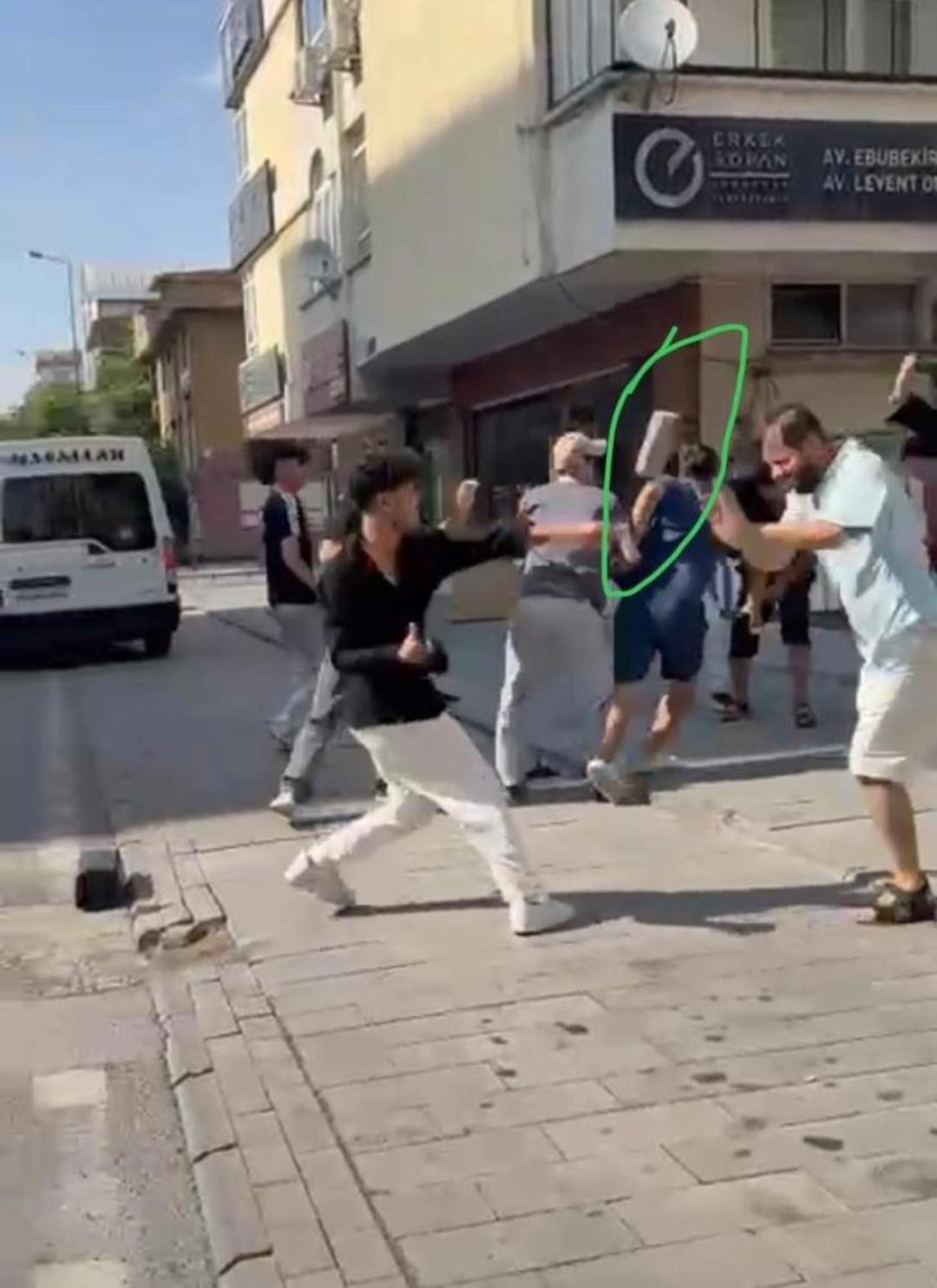 Kameradaki kavgada korku anları! Taş kafasına atıldı 2