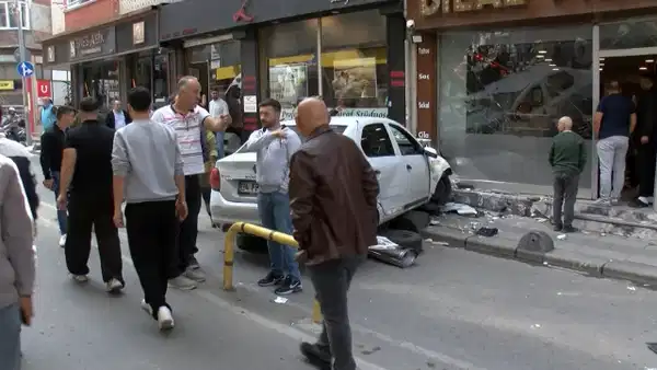 Bayrampaşa'da Trafik Kazası: Otomobilin Yoldan Çıkıp Berber Dükkanına Çarpmasıyla 5 Yaralı