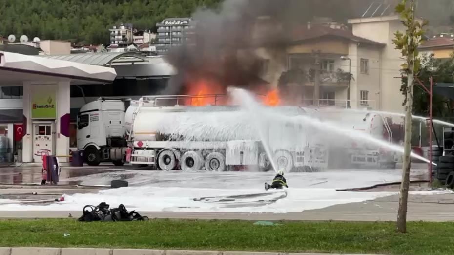 Akaryakıt istasyonunda tanker patladı, yangın yanındakine de sıçradı