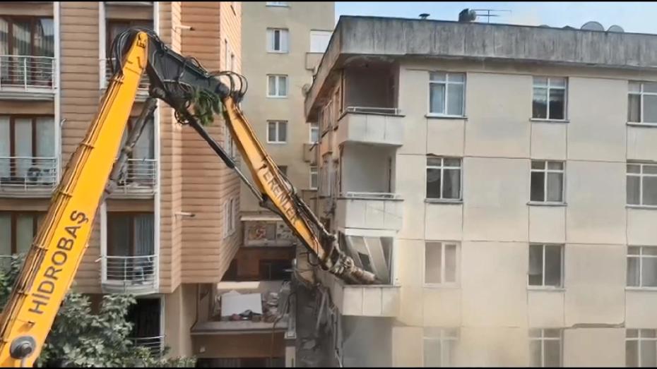 Maltepe'de Çöken Binada Kontrollü Yıkım Devam Ediyor