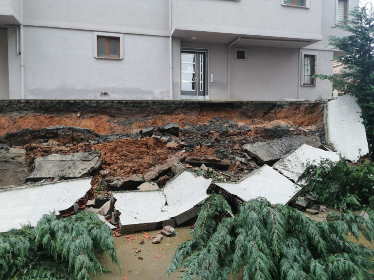 İstanbul'da şiddetli yağış nedeniyle istinat duvarı çöktü