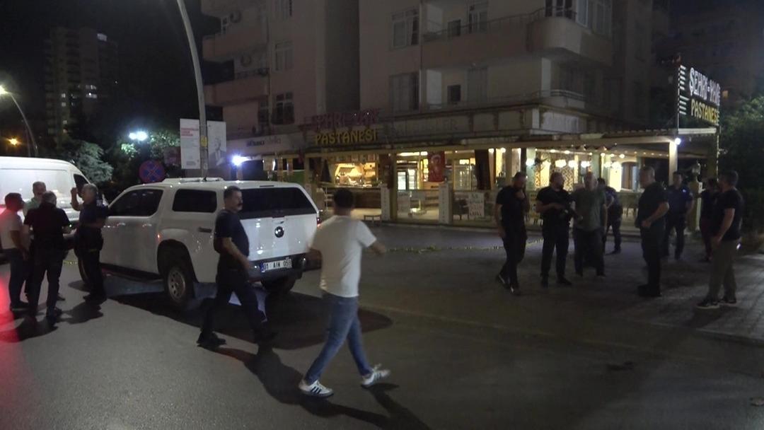 Korku dolu anlar! El bombası Adana 2'deki pasta dükkanına atıldı