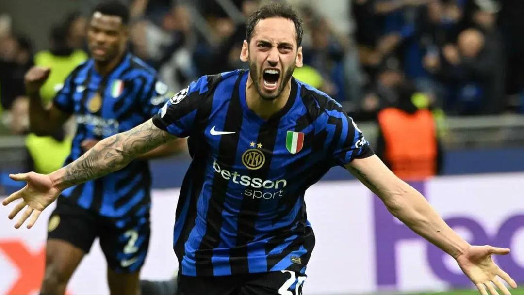 Ekim ayında İtalya Serie A'daki performansıyla dikkat çeken Hakan Çalhanoğlu'na özel ödül! 1